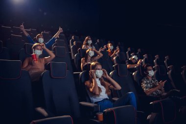 Sinema, karantina sırasında sinema. Coronavirus salgını güvenlik kuralları, film izlerken sosyal uzaklık