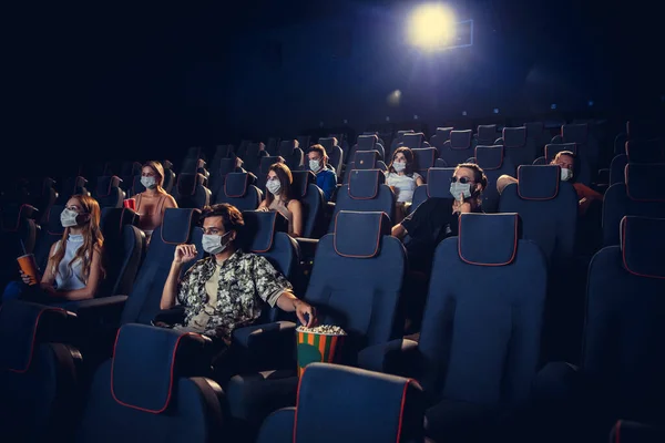 隔離中の映画館。コロナウイルスパンデミック安全規則映画鑑賞中の社会的距離 — ストック写真