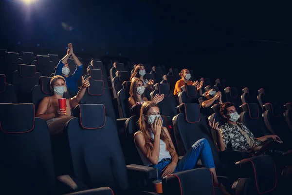 Sinema, karantina sırasında sinema. Coronavirus salgını güvenlik kuralları, film izlerken sosyal uzaklık — Stok fotoğraf