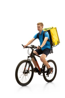 Teslimatçı beyaz stüdyo arka planında izole edilmiş. Karantina sırasında irtibatsız dağıtım hizmeti.