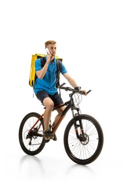 Teslimatçı beyaz stüdyo arka planında izole edilmiş. Karantina sırasında irtibatsız dağıtım hizmeti.