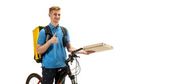 Teslimatçı beyaz stüdyo arka planında izole edilmiş. Karantina sırasında irtibatsız dağıtım hizmeti.