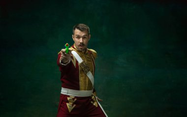 Nicholas II gibi koyu yeşil arka planda genç bir adam. Retro biçimi, dönemin karşılaştırması.