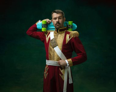 Nicholas II gibi koyu yeşil arka planda genç bir adam. Retro biçimi, dönemin karşılaştırması.