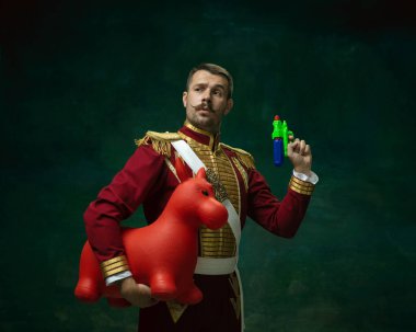 Nicholas II gibi koyu yeşil arka planda genç bir adam. Retro biçimi, dönemin karşılaştırması.