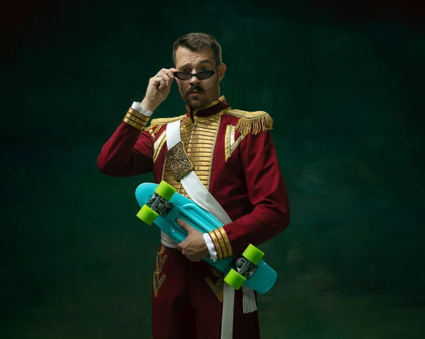 Jovem como Nicolau II em fundo verde escuro. Estilo retro, comparação do conceito eras. — Fotografia de Stock