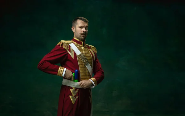 Junger Mann als Nikolaus II. auf dunkelgrünem Grund. Retro-Stil, Vergleich des Epochenkonzepts. — Stockfoto