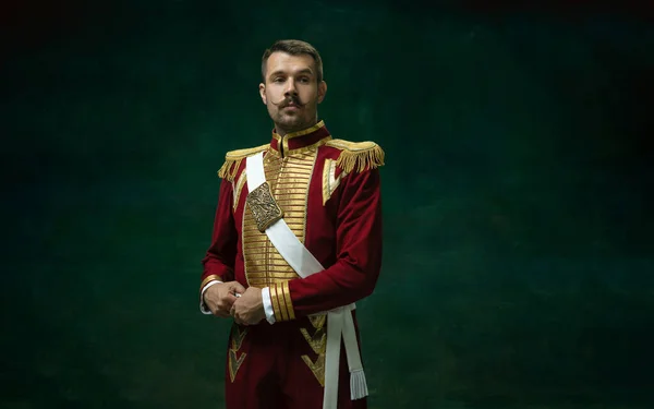 Jovem como Nicolau II em fundo verde escuro. Estilo retro, comparação do conceito eras. — Fotografia de Stock