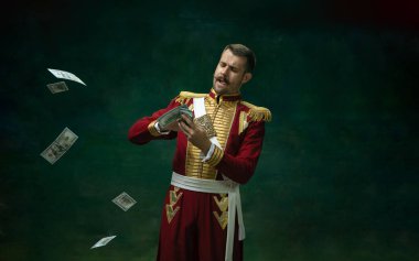 Nicholas II gibi koyu yeşil arka planda genç bir adam. Retro biçimi, dönemin karşılaştırması.