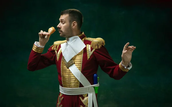 Jovem como Nicolau II em fundo verde escuro. Estilo retro, comparação do conceito eras. — Fotografia de Stock