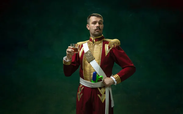 Jovem como Nicolau II em fundo verde escuro. Estilo retro, comparação do conceito eras. — Fotografia de Stock