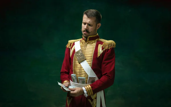 Mladý muž jako Nicholas II na tmavozeleném pozadí. Retro styl, srovnání konceptu éry. — Stock fotografie