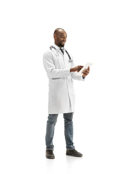 Afroameričtí lékaři izolované na bílém pozadí, profesionální povolání — Stock fotografie