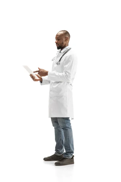 Médico afroamericano aislado sobre fondo blanco, ocupación profesional — Foto de Stock