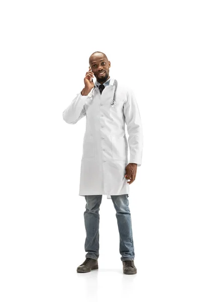 Африкансько-американський лікар ізольований на білому фоні, професійна професія — стокове фото