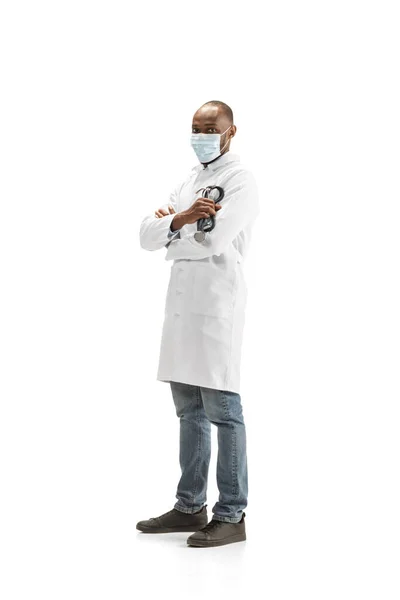 Beyaz arka planda izole edilmiş Afro-Amerikalı doktor, profesyonel meslek — Stok fotoğraf