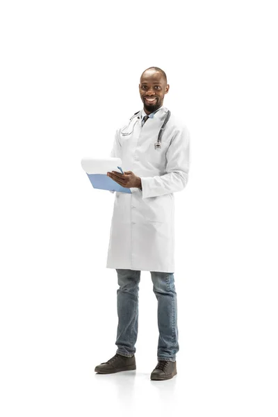 Афро-американский врач, изолированный на белом фоне, профессия — стоковое фото