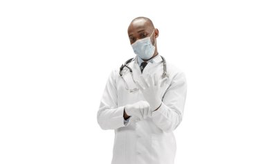Beyaz arka planda izole edilmiş Afro-Amerikalı doktor, profesyonel meslek
