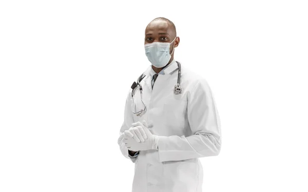 Beyaz arka planda izole edilmiş Afro-Amerikalı doktor, profesyonel meslek — Stok fotoğraf