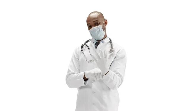 Афро-американский врач, изолированный на белом фоне, профессия — стоковое фото