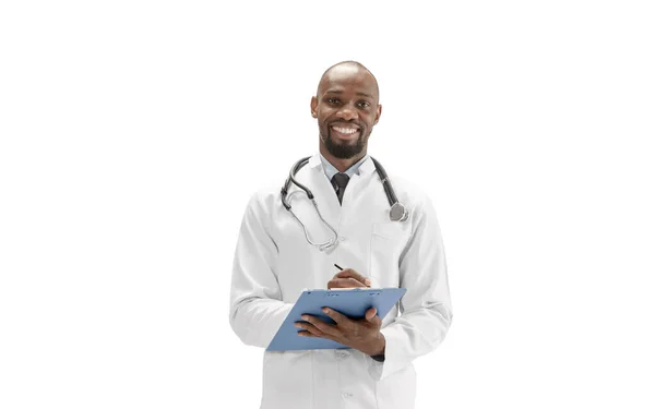 Médico afro-americano isolado em fundo branco, ocupação profissional — Fotografia de Stock