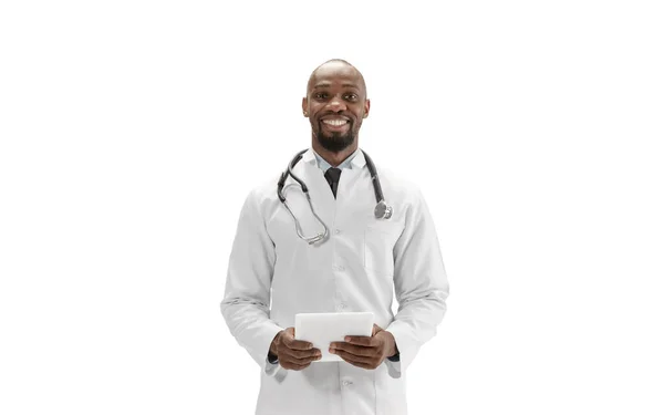 Médico afroamericano aislado sobre fondo blanco, ocupación profesional —  Fotos de Stock