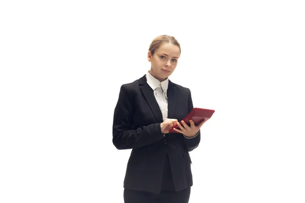 Jeune femme, comptable, booker en costume de bureau isolé sur fond de studio blanc — Photo