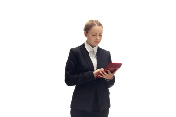 Mladá žena, účetní, booker v kancelářském obleku izolovaný na bílém pozadí studia — Stock fotografie