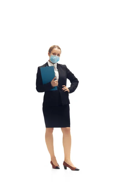 Mujer joven, contable, booker en traje de oficina aislado en fondo de estudio blanco — Foto de Stock