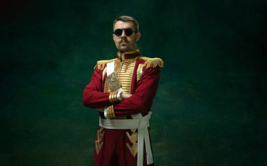 Nicholas II gibi koyu yeşil arka planda genç bir adam. Retro biçimi, dönemin karşılaştırması.