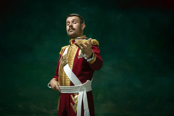 Jovem como Nicolau II em fundo verde escuro. Estilo retro, comparação do conceito eras. — Fotografia de Stock