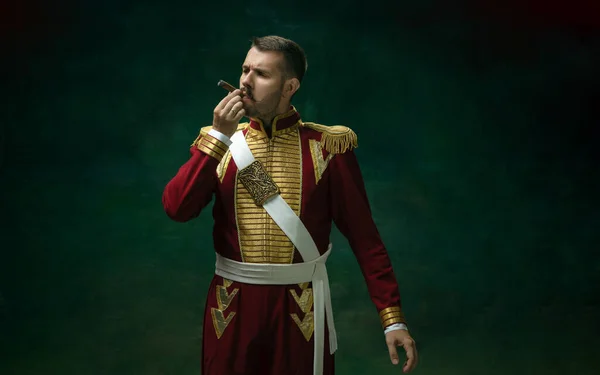 Jovem como Nicolau II em fundo verde escuro. Estilo retro, comparação do conceito eras. — Fotografia de Stock