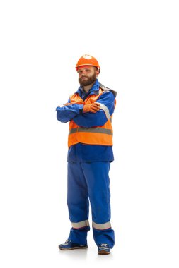 Yakışıklı müteahhit, inşaatçı beyaz stüdyo arka planında izole edilmiş.