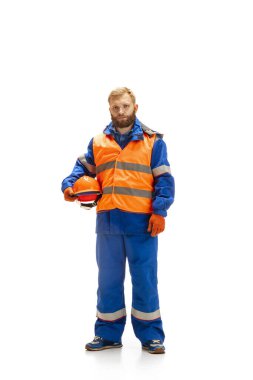 Yakışıklı müteahhit, inşaatçı beyaz stüdyo arka planında izole edilmiş.