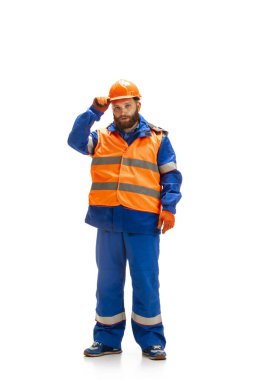 Yakışıklı müteahhit, inşaatçı beyaz stüdyo arka planında izole edilmiş.