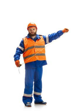 Yakışıklı müteahhit, inşaatçı beyaz stüdyo arka planında izole edilmiş.