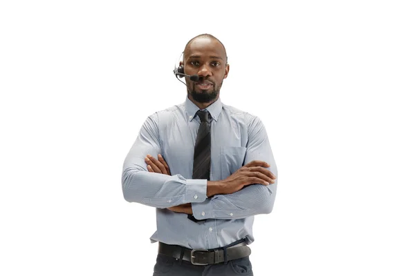 Joven consultor afroamericano de call center con auriculares aislados sobre fondo de estudio blanco —  Fotos de Stock