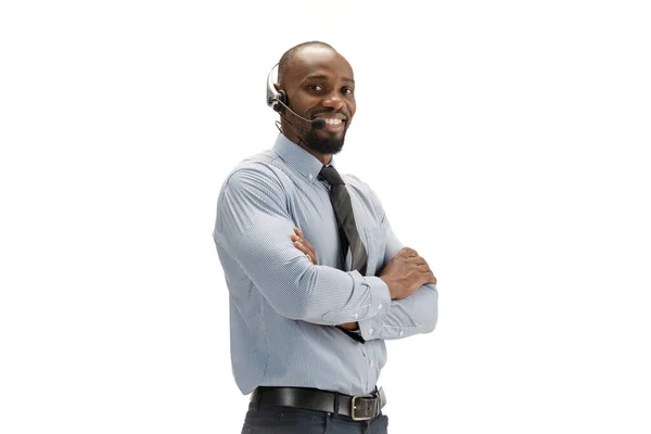 Jovem consultor de call center afro-americano com fone de ouvido isolado no fundo do estúdio branco — Fotografia de Stock