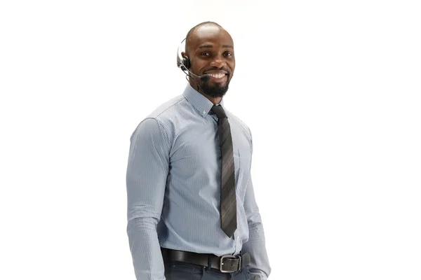 Joven consultor afroamericano de call center con auriculares aislados sobre fondo de estudio blanco —  Fotos de Stock