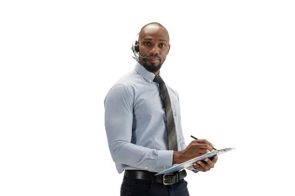 Jonge Afrikaans-Amerikaanse call center consultant met headset geïsoleerd op witte studio achtergrond — Stockfoto