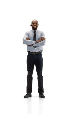 Beyaz stüdyo geçmişine izole edilmiş kulaklığı olan genç bir Afro-Amerikan çağrı merkezi danışmanı.