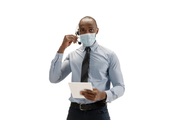 Jovem consultor de call center afro-americano com fone de ouvido isolado no fundo do estúdio branco — Fotografia de Stock