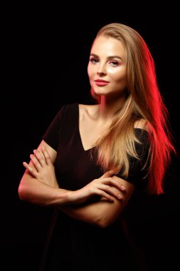 Kafkas kadın portresi, karanlık stüdyo arka planında neon ışıkta izole edilmiş.