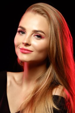 Kafkas kadın portresi, karanlık stüdyo arka planında neon ışıkta izole edilmiş.