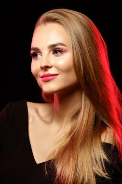 Kafkas kadın portresi, karanlık stüdyo arka planında neon ışıkta izole edilmiş.