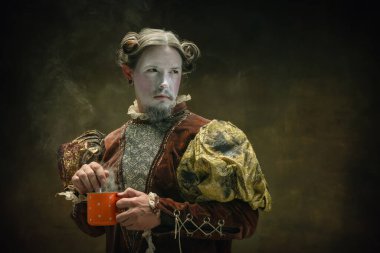 Johann Sebastian Bach gibi genç bir adam koyu yeşil arka planda. Retro biçimi, dönemin karşılaştırması.