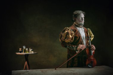 Johann Sebastian Bach gibi genç bir adam koyu yeşil arka planda. Retro biçimi, dönemin karşılaştırması.