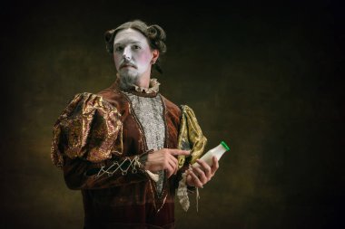 Johann Sebastian Bach gibi genç bir adam koyu yeşil arka planda. Retro biçimi, dönemin karşılaştırması.