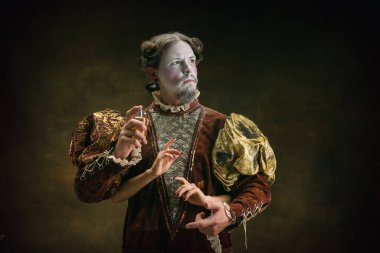 Johann Sebastian Bach gibi genç bir adam koyu yeşil arka planda. Retro biçimi, dönemin karşılaştırması.