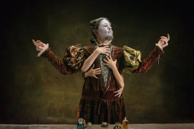 Johann Sebastian Bach gibi genç bir adam koyu yeşil arka planda. Retro biçimi, dönemin karşılaştırması.